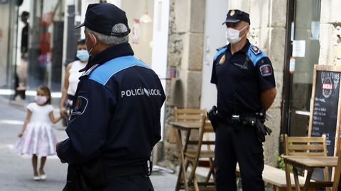 Policas locales de Viveiro patrullando la calle Pastor Daz este domingo