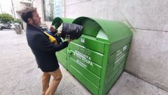 Un usuario tira ropa a uno de los dos contenedores de Humana que an estn en la entrada del centro comercial Plaza Elptica. 