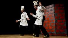 Mofa e Befa representaron el viernes la pieza humor�stica <span lang= gl >Coci�a econ�mica</span>. 