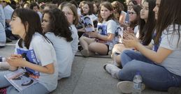 Os nenos participantes agardaron con paciencia a hora da s�a actuaci�n. 