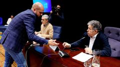 El portavoz del PSOE, Iv�n Puentes, y el alcalde de Pontevedra, Miguel Anxo Fern�ndez Lores, dialogan antes de un pleno�municipal