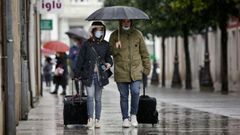 Dos turistas pasenando por el centro de Lugo en el d�a en el que se registraron 228 casos de covid en la capital lucense