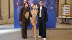 La delegada territorial de la Xunta en Vigo, Ana Ortiz, en la presentacin de Reinventio, acompaada por su creador, Martn Varela,  y la artista suiza Milena Blatter realiz una breve intervencin en el hall del Teatro Afundacin.