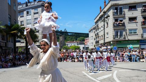 La danza de espadas y penlas forma parte de la Festa da Coca, en Redondela