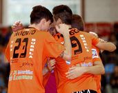 Anto�ito, Hugo, Matamoros, �lex y Mimi se abrazan tras un gol al Jumilla el pasado s�bado.