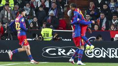 Ronald Araujo celebra uno de los goles del Bar�a con Lamine Yamal.