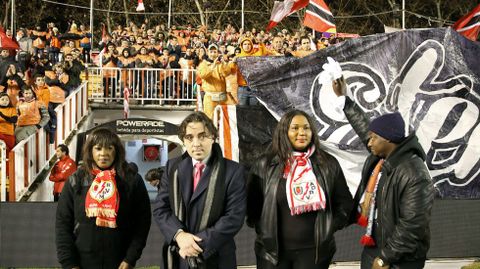 Homenaje a Wilfred antes del partido.