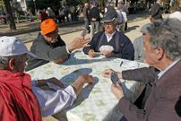 Jugar a las cartas en las plazoletas de la ciudad es una de las aficiones de los vigueses. 