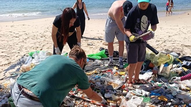 Limpieza en Gures (Cee), ayer mismo, iniciativa de Mar de F�bula