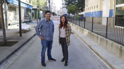 Olegario �lvarez y Ang�lica Gallegos, sobre una de las manzanas de la calle de la Iglesia cortada al tr�fico, frente al mercado.