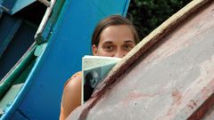 Una joven le dedica tiempo a la lectura y al pensamiento