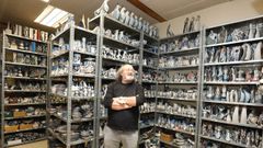 El ceramista Otero Regal en su taller con algunas de las piezas almacenadas que tiene sin vender