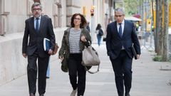 La mujer de Jordi Turull, con su abogado y el exconsellesr Francesc Homs, a su llegada al tribunal