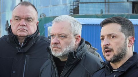 Zelenski y el ya exministro Galushchenko (centro),en una visitaala central nuclear de Khmelnytskyi el pasado febrero.