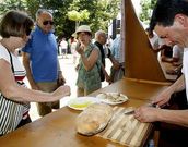 En Cea se repartieron 2.500 piezas de pan.