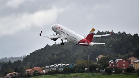 Avin de Iberia despegando en el aeropuerto de Alvedro