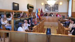 El gobierno (BNG-CA), el PSOE y los concejales no adscritos respaldaron la aprobacin definitiva, mientras que el PP mantuvo la abstencin