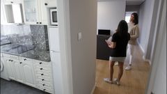 Iria Ar�n, en la imagen junto a una comercial de Artemisa, visita el piso de la avenida de Vigo que compartir� el curso que viene con dos compa�eras de carrera