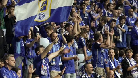 La afición del Oviedo durante el partido Real Oviedo Mirandés de ascenso a Primera División