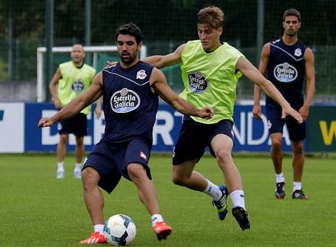 Wilk trata de arrebatar el bal�n a Culio mientras Juan Dom�nguez sigue el lance en un entrenamiento del D�por.