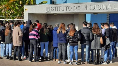 Estudiantes de la Residencia Universitaria de Badajoz se concentran este viernes a las puertas del Instituto de Medicina Legal, lugar al que ha sido trasladado el cuerpo sin vida de Pablo Sierra.