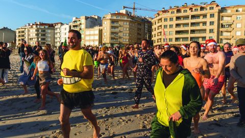 Chapuz�n para despedir el a�o en la playa de Silgar, en Sanxenxo