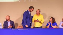 Jos� Mar�a Mart�nez��Jomar� recibiendo la distinci�n de manos del alcalde de Tapia