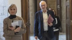 La concejala socialista Marta Abal y el portavoz del grupo municipal, Sindo Guinarte, en Raxoi