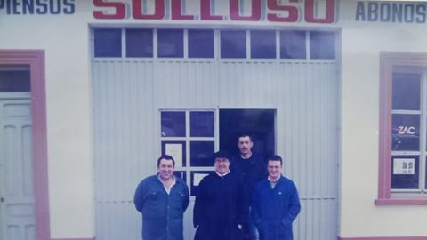 A la derecha, Javier Solloso hijo con sus empleados y un actor vestido como el cura del anuncio Fertim&oacute;n