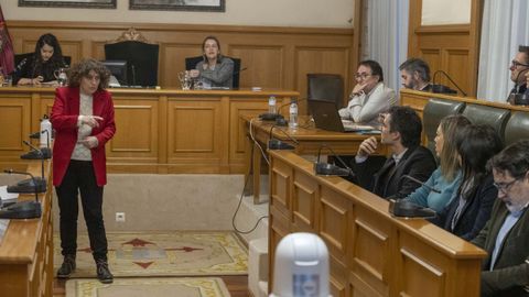 La alcaldesa, Goretti Sanmart�n (BNG), de pie en un pleno en el que el anterior interventor del Concello, Juan Ram�n Gonz�lez Carnero, est� sentado, a la derecha, con camisa clara y gafas.