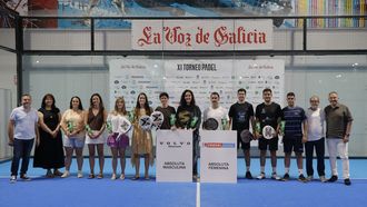 FORMACI�N DE HONOR EN EL CSC. De izquierda a derecha: Javier L�pez Cernadas (gerente del CSC), Claudia Garc�a (directora comercial de Volvo Merenauto), Marta M�ndez y Mar Castiella (ganadoras de consolaci�n de absoluta femenina), Emma Pallas y Laura Barros (subcampeonas de absoluta femenina), Vanesa Alonso y Alicia Seijas (campeonas de absoluta femenina), Ignacio Otero y Hugo Su�rez (campeones de absoluta masculina), Pablo Garc�a y Ra�l Rodr�guez (subcampeones de absoluta masculina), Manuel Codesido (secretario de la Federaci�n Galega de P�del) y Xes�s Garrido (director del torneo de La Voz de Galicia).