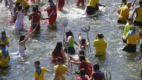  Decenas de personas se divierten momentos antes de comenzar la 85 edicin del Descenso Internacional del Sella, con su tradicional recorrido entre Arriondas y Ribadesella a lo largo de veinte kilmetros, este sbado en Arriondas