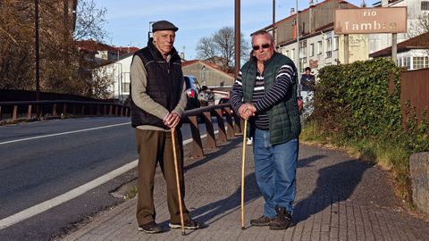 Manuel Vilaseco y Antonio Vilares posan con sus bastones en el puente que cruza el r�o Tambre y que divide a Sig�eiro entre Santiago y Oroso. Vilaseco fue uno de los promotores de las protestas que permitieron que la franja de la parroquia de A Barciela donde viven pasase a Oroso. El sur del Tambre, mientras tanto, permaneci� en el concello compostelano.