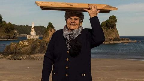 <span lang= gl >A Raia de Covas, nunha imaxe cedida pola súa familia, ó pé dos Castelos, na praia</span>