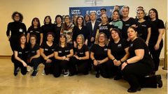 Foto de familia de las peluqueras que el a�o pasado peinaron a los nominados de los Premiso Feroz en Pontevedra. Est�n acompa�adas del alcalde y la concejala de Promoci�n Econ�mica