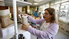 Marta Baltar, de Calzados Tom�s, de Burela, se�ala que su negocio vende estos d�as calzado para ni�os, deportivos, numerosos pares sueltos y �algo de colecci�n�, pero �pr�cticamente nada de invierno�