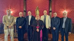 Los vicarios episcopales, con el arzobispo, Francisco Jos� Prieto