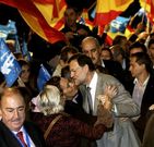Unas simpatizantes besan a Rajoy antes del acto electoral que protagoniz� en Tarragona.