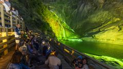 Visitantes disfrutando del espect�culo audiovisual este pasado�viernes