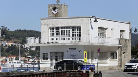 Casa do reloxo. Instalaciones portuarias. Uno de los proyectos municipales es abrir la fachada al mar, que pasar�a por demoler el edificio donde Portos cuenta con una oficina. Para ello, el gobierno local ya ha propuesto otra ubicaci�n. La idea es destinar esta zona del margen derecho al uso y disfrute de los vecinos. foto c�sar toimil
