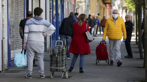 Compradores a la cola en un supermercado del barrio de Canido, en Ferrol