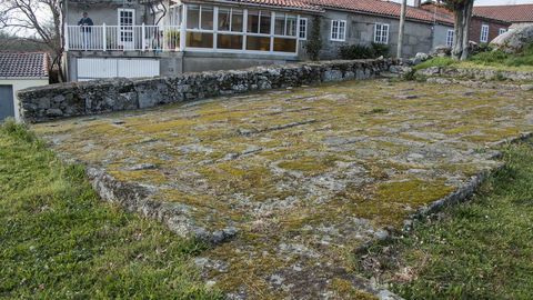 En Vilatn se conserva una antigua aira construida con bloques labrados de granito 