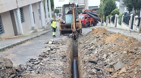 Obras en el entorno del centro de salud de Trives.
