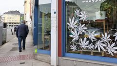 La agresi�n se produjo en el interior de una tienda de A Residencia, y luego tambi�n en la calle