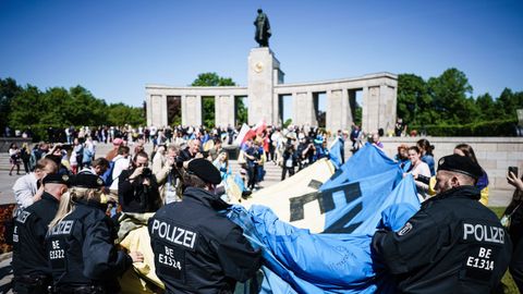 La polic�a retira una bandera ucraniana con el lema �Ellos somos nosotros� en el memorial dedicado a  los ca�dos en la guerra sovi�tica en Berl�n. 
