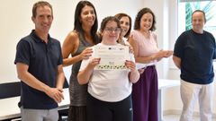 La alcaldesa de Ribeira, Mar�a Sampedro, entregando el diploma a una alumna