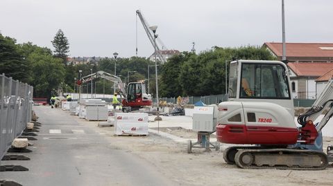 M�quinas y operarios trabajando en la disposici�n del nuevo pavimento.