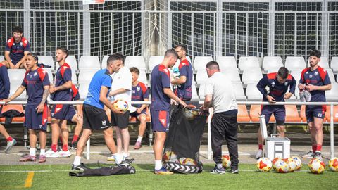 Los jugadores recogiendo a los 10 minutos de empezar el trabajo con bal�n