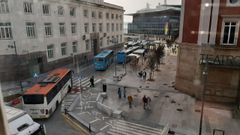 Zona de la parada provisional de buses frente a la zona de carga y descarga del Teatro Col�n en A Coru�a