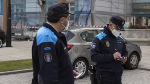 Dos policas locales patrullando las calles de Cee en febrero de 2022.